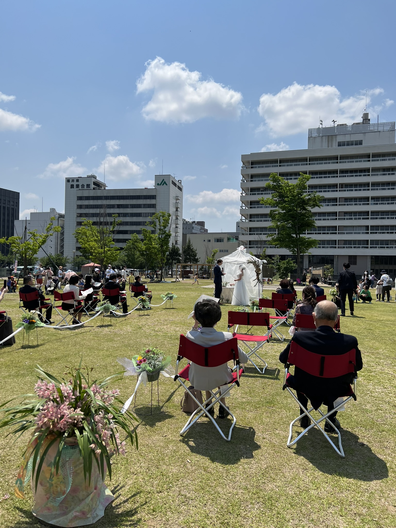 街中の芝生公園で行われたパークウェディング