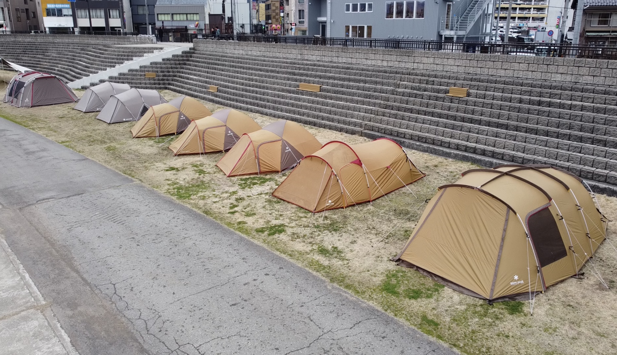 福井駅近くの足羽川河川敷に並べたスノーピークのテント