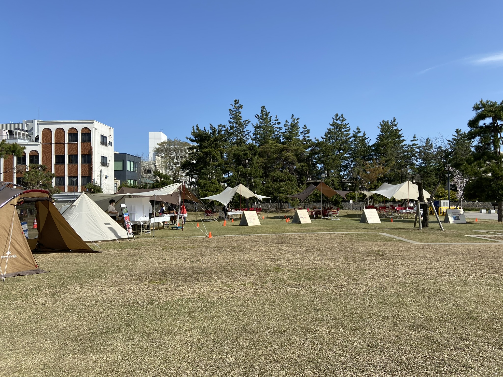 福井さくら祭りでテントやタープを配置した福井市中央公園