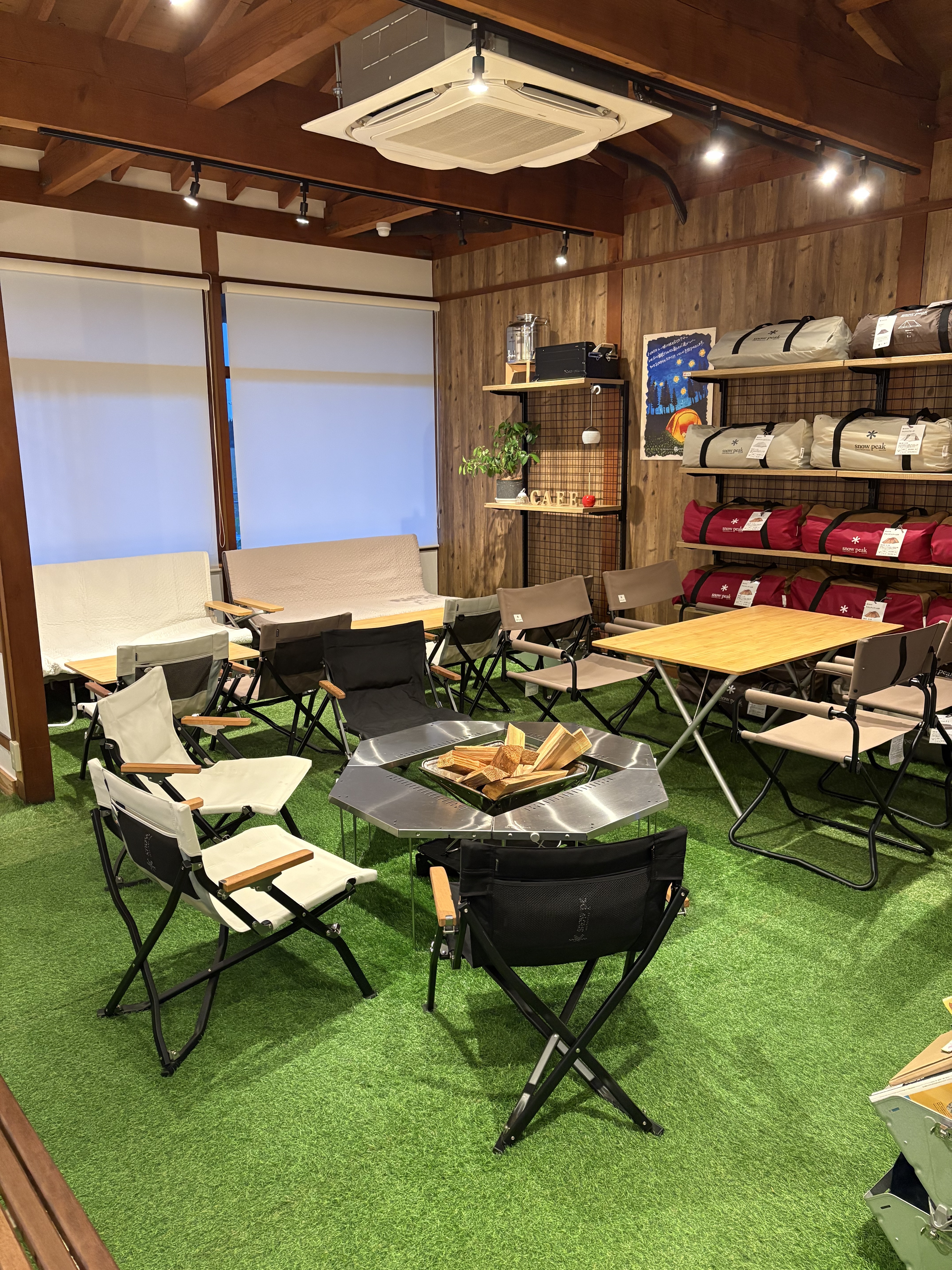 canvasが運営するアウトドアカフェTAKIBIの店内