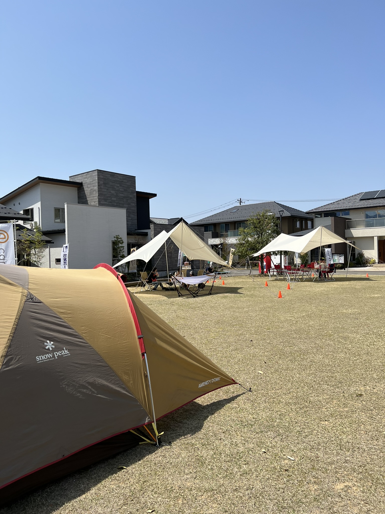 住宅展示場の芝生に設営したテントとタープのアウトドア体験会場