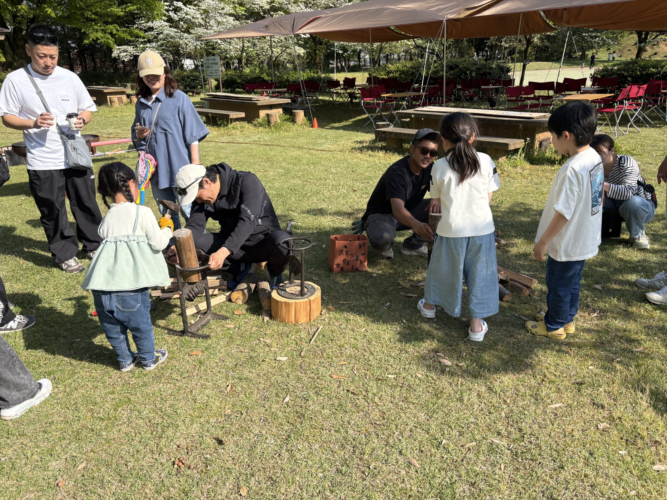 福井アウトドアフェスタで子どもたちが参加した薪割り体験