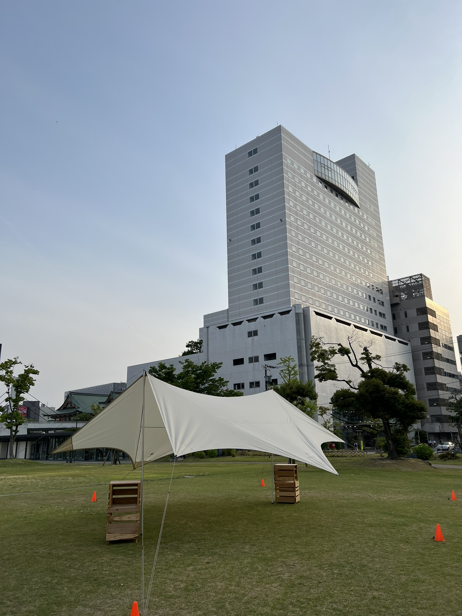 福井市中央公園の芝生に設営した大型タープ