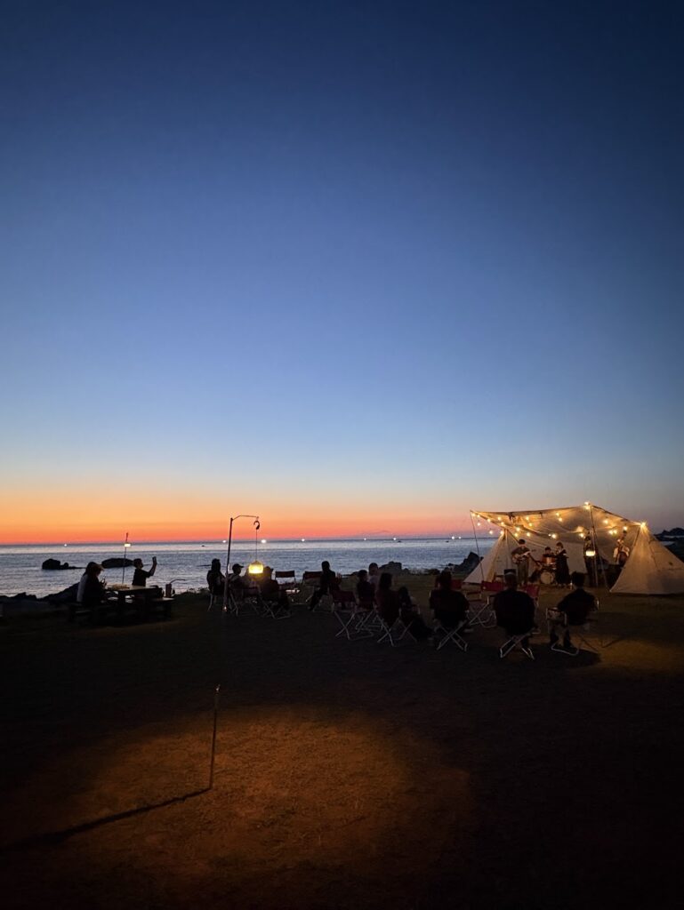 越前海岸の夕暮れに、ランドステーションアイボリーをステージとしてJAZZ演奏を行うSUN SET TAKIBI NIGHT特別版